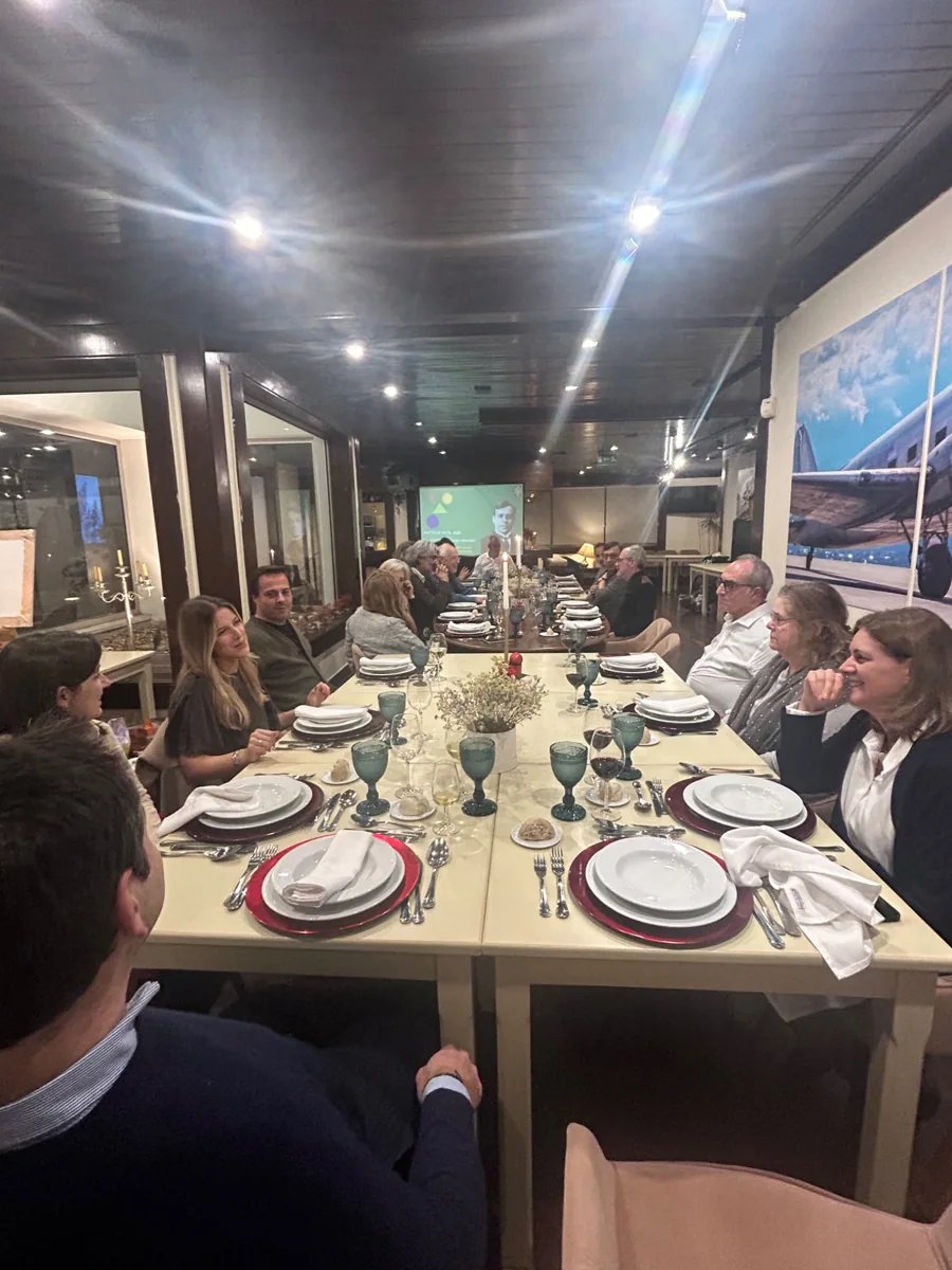 Participantes reunidos à mesa no Jantar de Natal