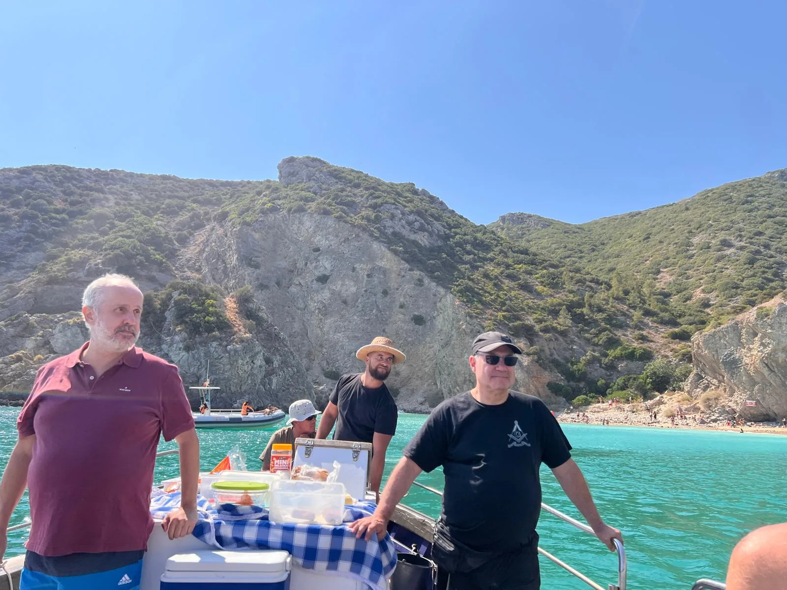 Participantes a bordo durante o passeio de barco em Sesimbra