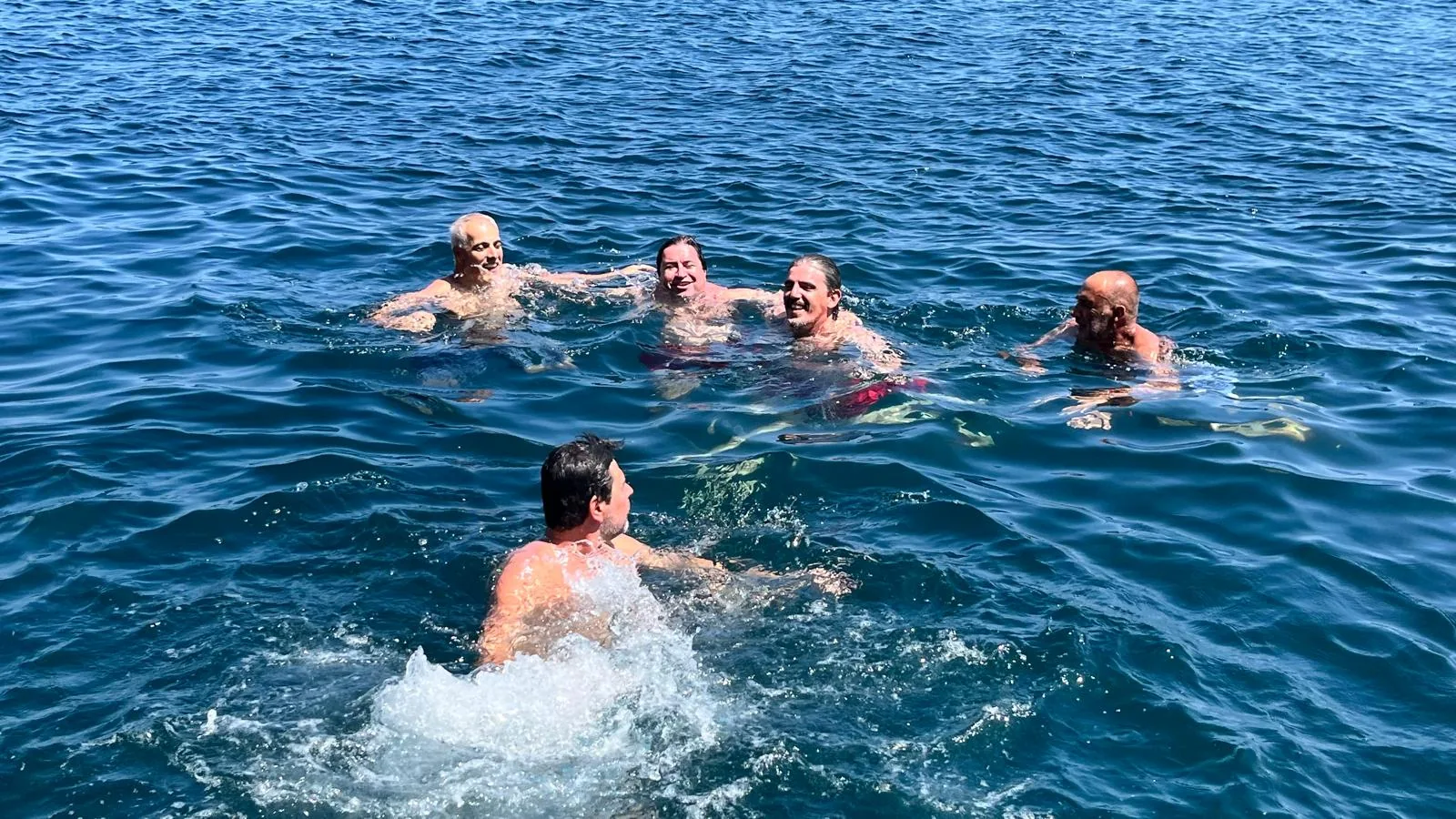 Participantes a nadar no mar durante o passeio